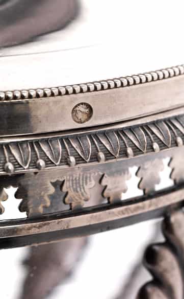 Detailabbildung:  Gefußte Deckelschale mit seitlichen Henkeln