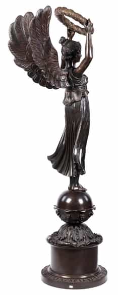 Detailabbildung:  Große Bronzefigur einer Blattkranz tragenden Nike