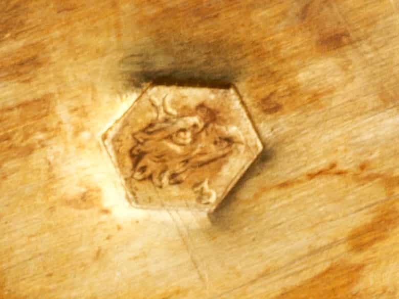 Detailabbildung: Goldene Kosmetikbox mit Diamanten