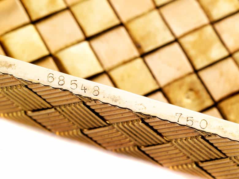 Detailabbildung: Goldene Kosmetikbox mit Diamanten