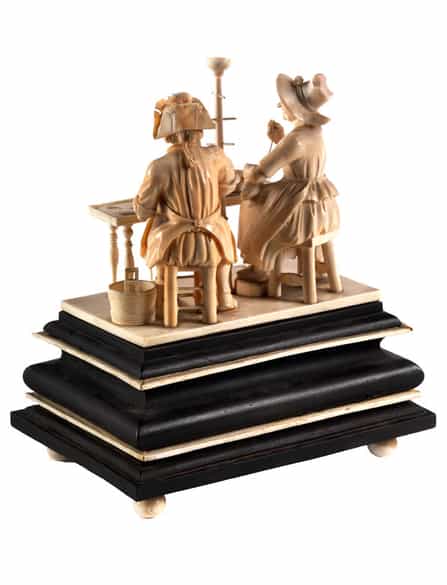 Detailabbildung:  Schnitzfigurengruppe „Altes Flickschusterpaar“