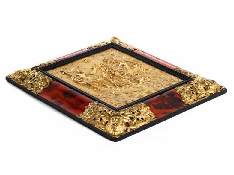 Detailabbildung:  Vergoldete Bronzebildplatte mit Darstellung der Krönung Mariens