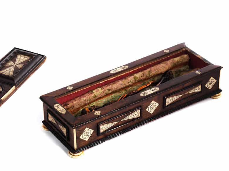 Detailabbildung:  Seltenes Betrachtungssärglein mit in Bein geschnitztem, innenliegendem Skelett