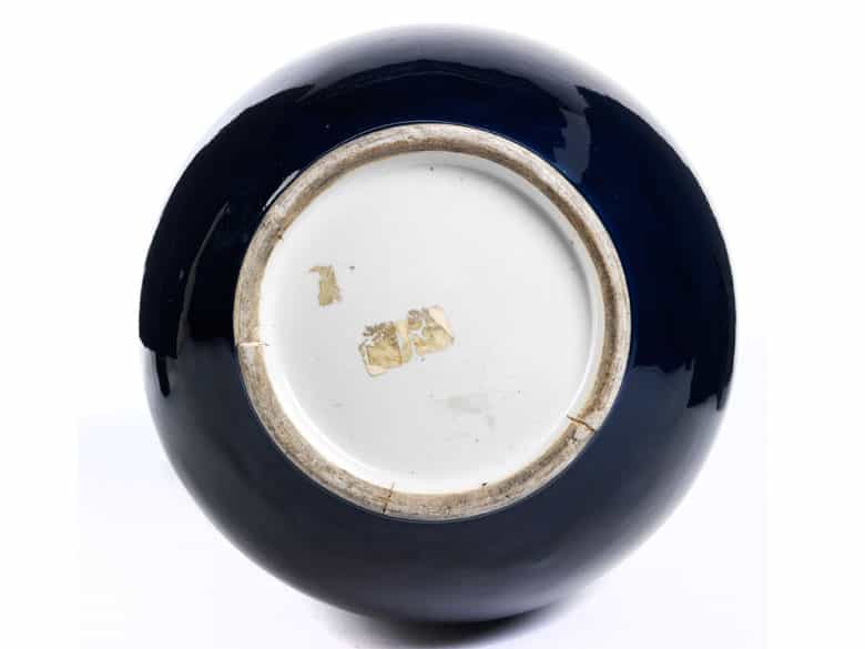 Detailabbildung: Paar Flaschenvasen mit puderblauer Glasur