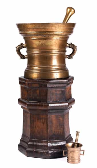 Detailabbildung:  Bedeutender, großer Mörser mit hohem Holzstand