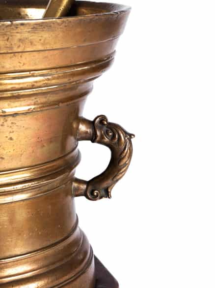 Detailabbildung:  Bedeutender, großer Mörser mit hohem Holzstand