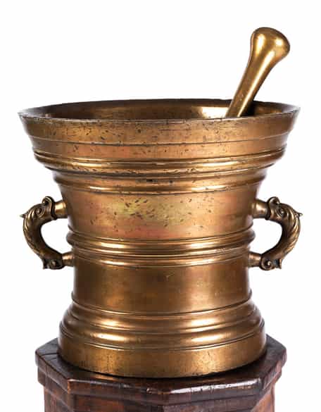 Detailabbildung:  Bedeutender, großer Mörser mit hohem Holzstand