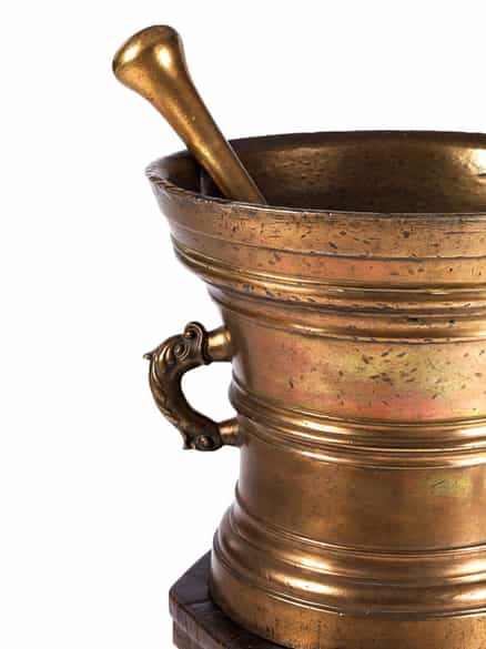 Detailabbildung:  Bedeutender, großer Mörser mit hohem Holzstand