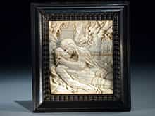 Feines Elfenbein-Schnitzrelief mit Darstellung einer Pieta