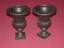 Paar Eisenvasen in antikischer Form