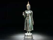 Große stehende Buddha-Figur