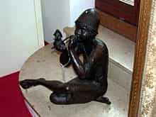 Bronzefigur eines Flötenspielers