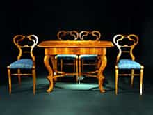 Satz von sechs Biedermeier-Stühlen mit einem Tisch