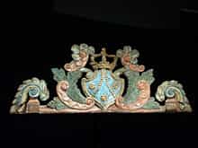 Große Supraporten-Schnitzerei mit Wappen und Krone