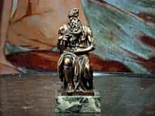 Kleine Bronzefigur des sitzenden Moses