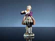 Kleine Porzellan-Figur eines höfisch gekleideten Flötenspielers