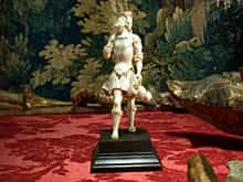 Kleine Elfenbein-Figur eines Hl. Florian