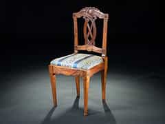  Fein geschnitzter Louis-XVI-Stuhl in Nussbaum