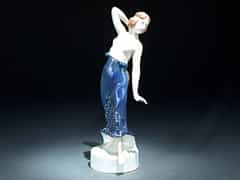  Kleine Porzellan-Figur einer Tänzerin.