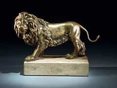  Bronzefigur eines stehenden Löwen
