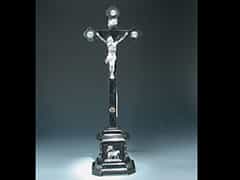  Gesockeltes Kreuz mit silbergegossenem Korpus Christi und Silberapplikationen