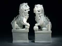  Paar buddhistische Löwen aus ”Blanc-de-Chine”-Porzellan