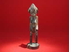  Kleine weibliche Senufo-Figur mit hoher Kammfrisur und Seitenzöpfen auf runder Plinte