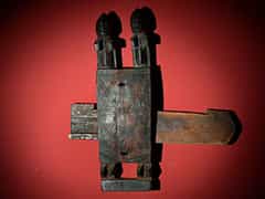  Dogon-Türschloß mit zwei Wächterfiguren