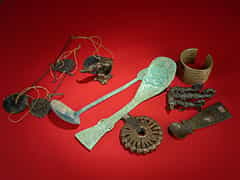  Konvolut von mehreren Objekten in Bronze und Gelbguß