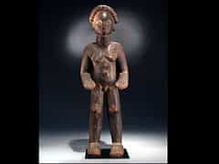  Stehende männliche Götterfigur mit halbmondförmiger Zapfenfrisur und schwarzbrauner Patina