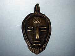  Ashanti-Miniatur-Maske in Gelbguss