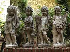  Vier Gartenfiguren