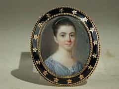  Ovales Miniaturportrait einer Dame im hellblauen Empirekleid und hochgesteckter Frisur.