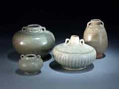  Vier Henkelväschen aus Keramik