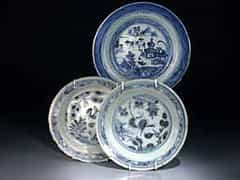  Drei Teller aus Porzellan