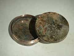 Runde, zylinderförmige Steindose mit Goldmontierung