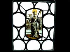 Bleiverglastes Fensterbild mit Darstellung eines Heiligen Bischofs im Mittelfeld, umgeben