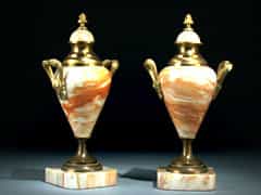 Paar kleine Marmor-Ziervasen mit vergoldeten Bronzeapplikationen