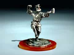 Kleine gegossene Silberfigur eines tanzenden Russen. Auf Achatsockelplatte. H.: 7 cm.