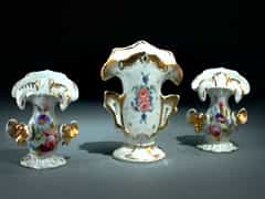 Drei kleine Porzellan- Nippes-Vasen