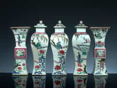 Fünf Porzellan-Vasen