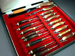 Jagdbesteck für 8 Personen. Messer und Gabeln, dazu Bratenmesser und -gabel, Horngriffe