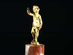 Kleine vergoldete Bronzefigur eines Knäbleins auf Marmorsäulenstumpf