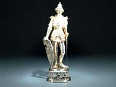 Silberne Standfigur eines französischen Königs in Ritterrüstung