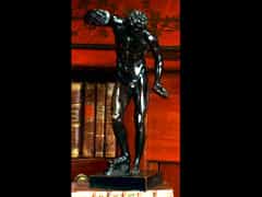 Bronzefigur des schellenspielenden Fauns