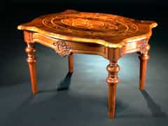 Nussbaum-Tisch im Louis XVI-Stil