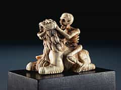 Kleine Elfenbeinschnitzgruppe, Skelett auf einem Löwen reitend