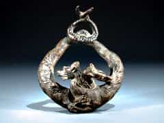 Bronze-Türklopfer im Stil des 17. Jhdts. in Form von zwei verschlungenen Fabelwesen. H.: