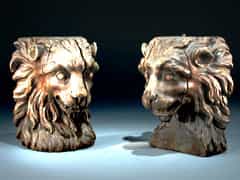Zwei geschnitzte Löwenköpfe