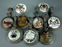 Konvolut von neun Bierdeckeln in Zinn mit bemalten Porzellaneinsätzen